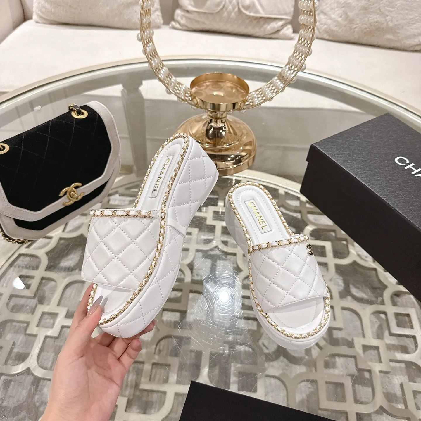 👟👟Ex-factory price 600👟👟 𝐂𝐇𝐀𝐍𝐄𝐋 | Xiaoxiang 25𝐬𝐬 🦋2025 Spring and Summer New Products Counter Classic Xiaoxiang Double C Diamond Chain Slippers Series New〰 🍬 The absolute best in the BS fashion circle. Matching will perform meticulously Minimalist, classic elements that will never fade away 💋 Show unique dressing style, too beautiful to say anything. A must-have for summer... Upper: Original high-customized lambskin Lining: Imported mixed sheepskin lining Outsole: Original molded non-slip outsole Shoe size: 35-39 (34.40.41.42 customization is not returnable)